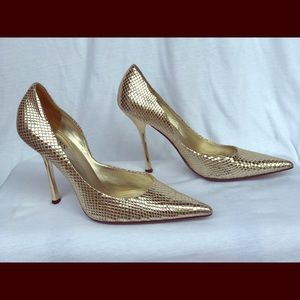 GUESS gold pumps